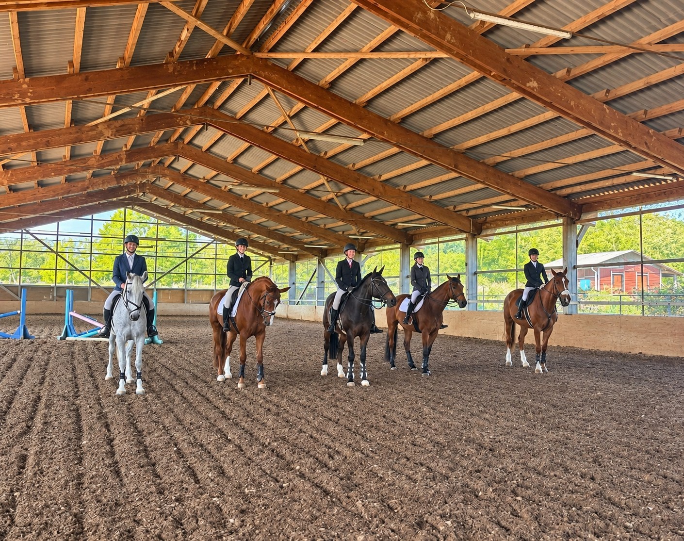 Lovasok az Equipark fedeles lovardájában