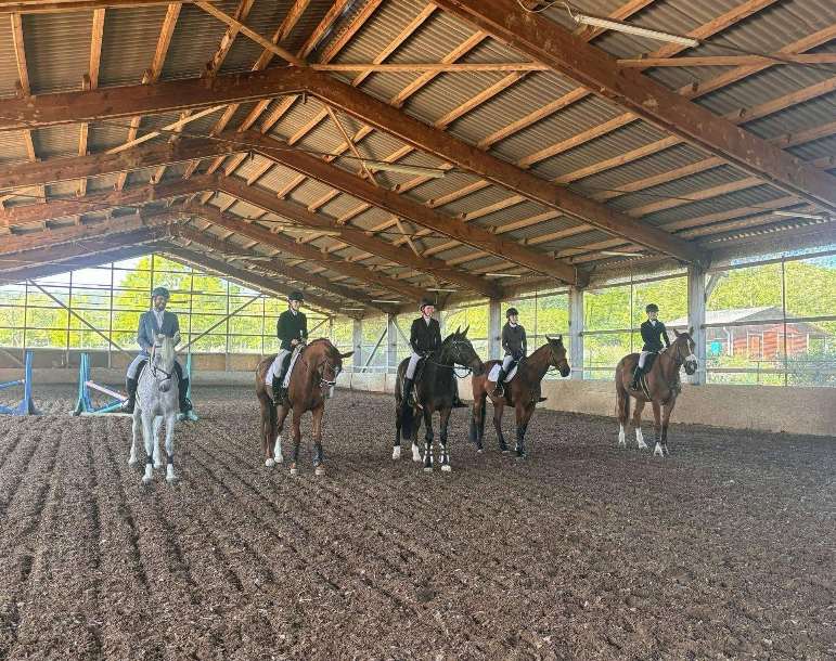 Lovasok az Equipark fedeles lovardájában